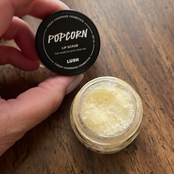 Popcorn lip scrub Lush Kitchen subscription box April 2024 - Picture 4 of 4